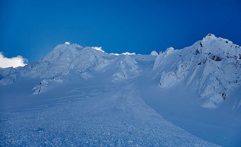 Un des couloirs NW vu du bas. Photo Julbont