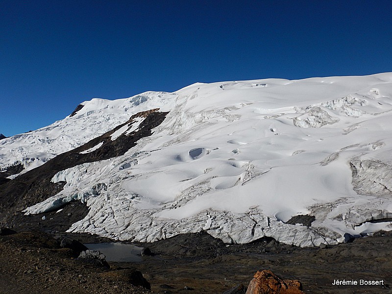 Glacier du Suyuparina. Traces de descente distinguables en zoomant.