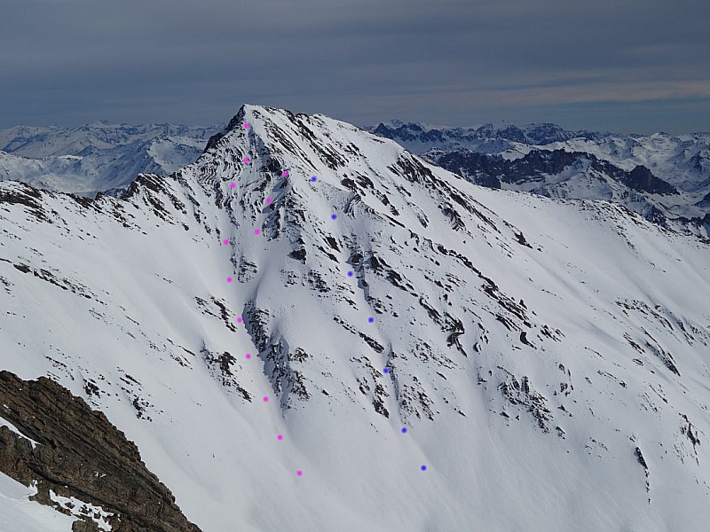 en rose la facette Ouest (entrée depuis le sommet ou depuis l'épaule selon enneigement)
en bleu le couloir des Cornes de Bouc (SSW)