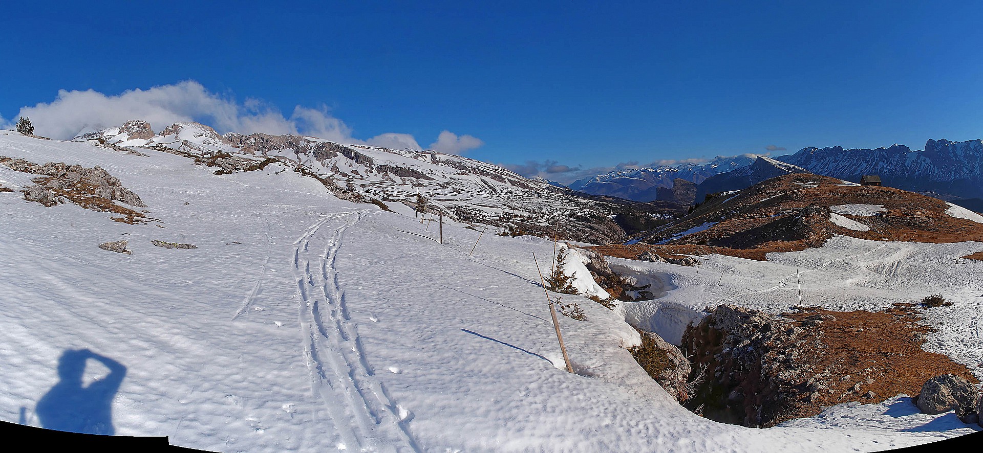 le chourum clot, piège à éviter pile sur la trace de descente vers Lachaup. Il a été balisé par des batons suite aux deux skieurs qui sont décédés. Mais balisage éphémère! On peut être alerter par la cabane de berger qui est tout près ( à 200m). 