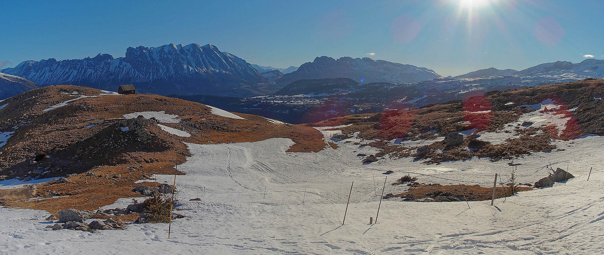 chourum clot  balisé par les batons qui ne seront peut être pas là longtemps! On ne le voit pas mais on voit la cabane (photo 02/2022)