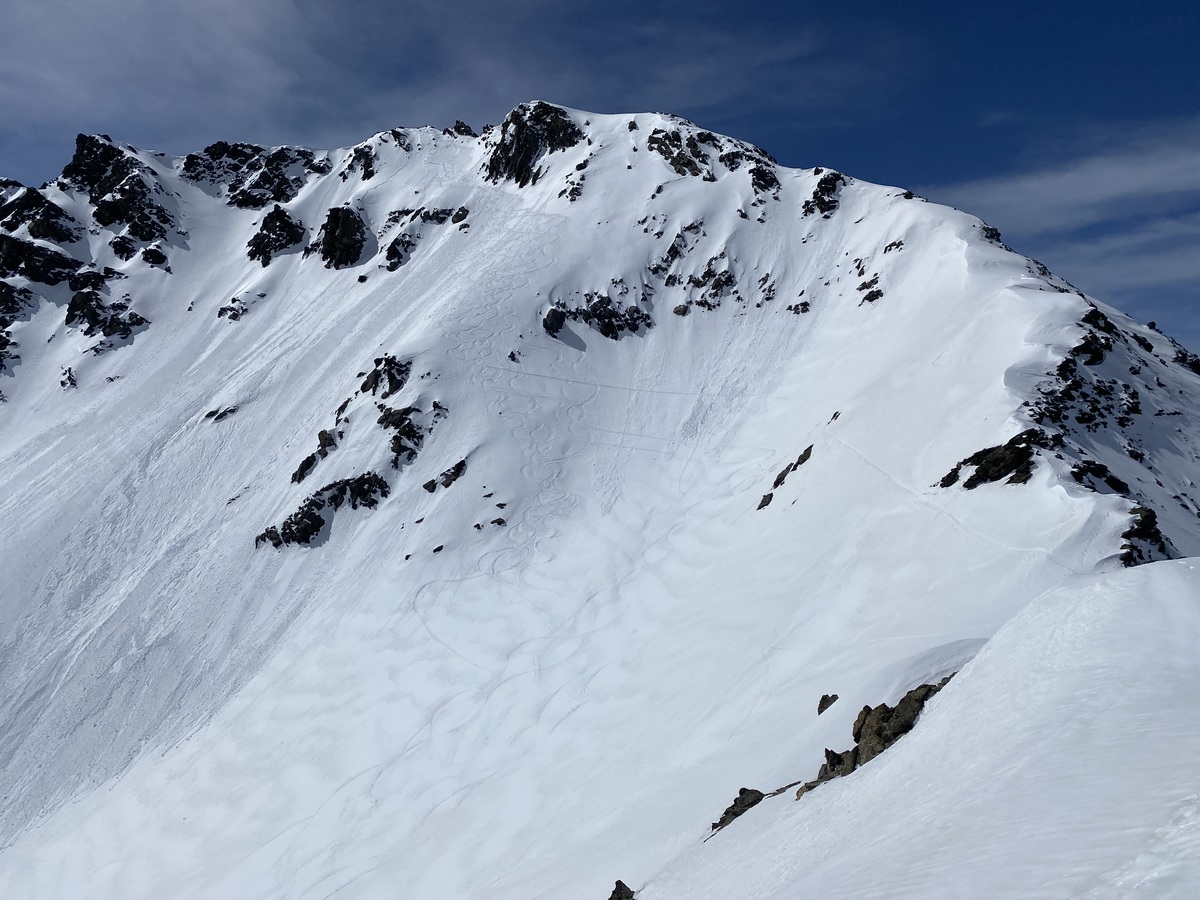 Versant NE de Roche Noire ( de 3.3 à 4.1  selon le départ) depuis la Roche des Marches. 