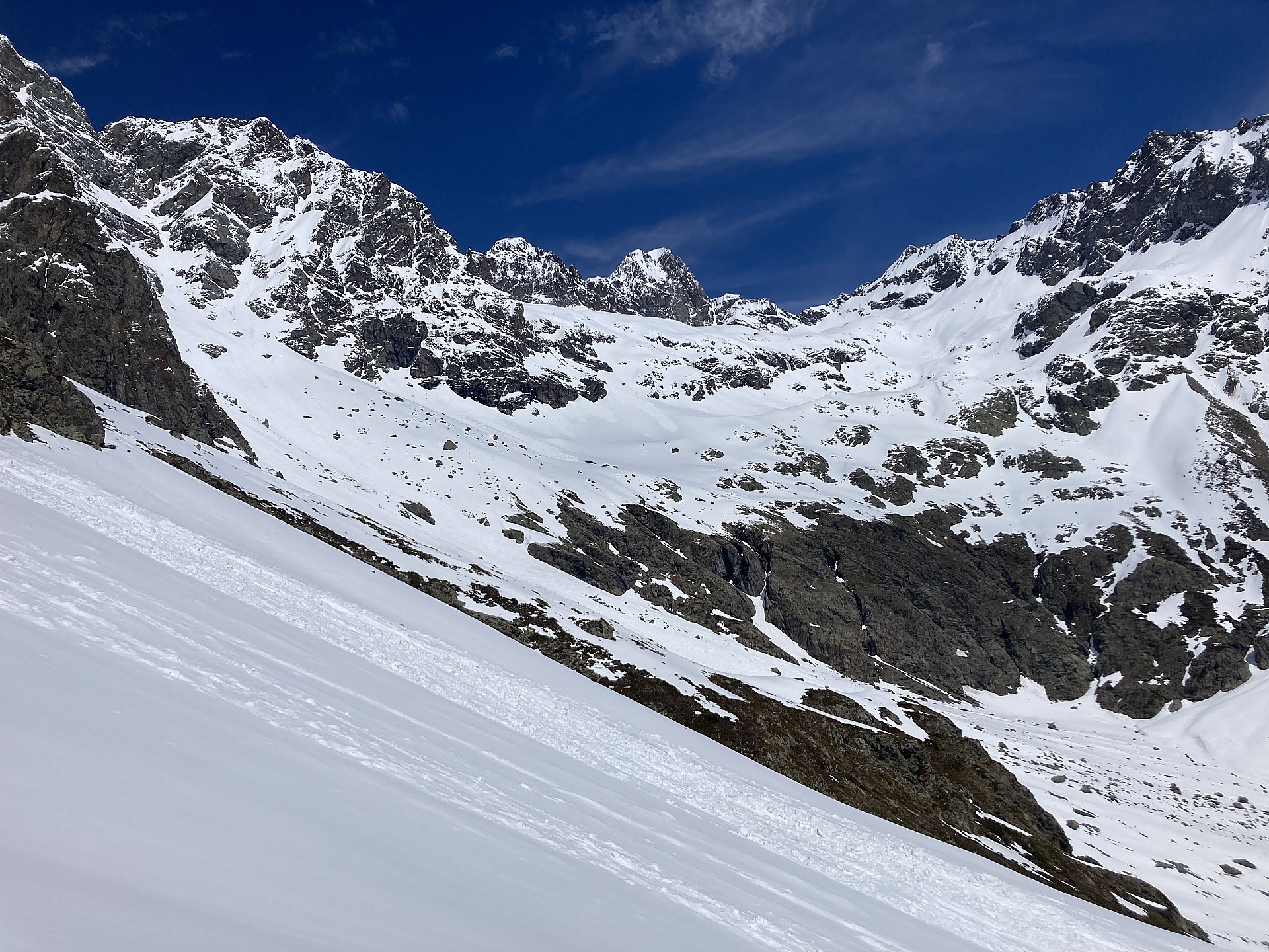 Vallon de la Pierre, vue sur l'itinéraire en rive droite pour contourner les barres Avril 2023