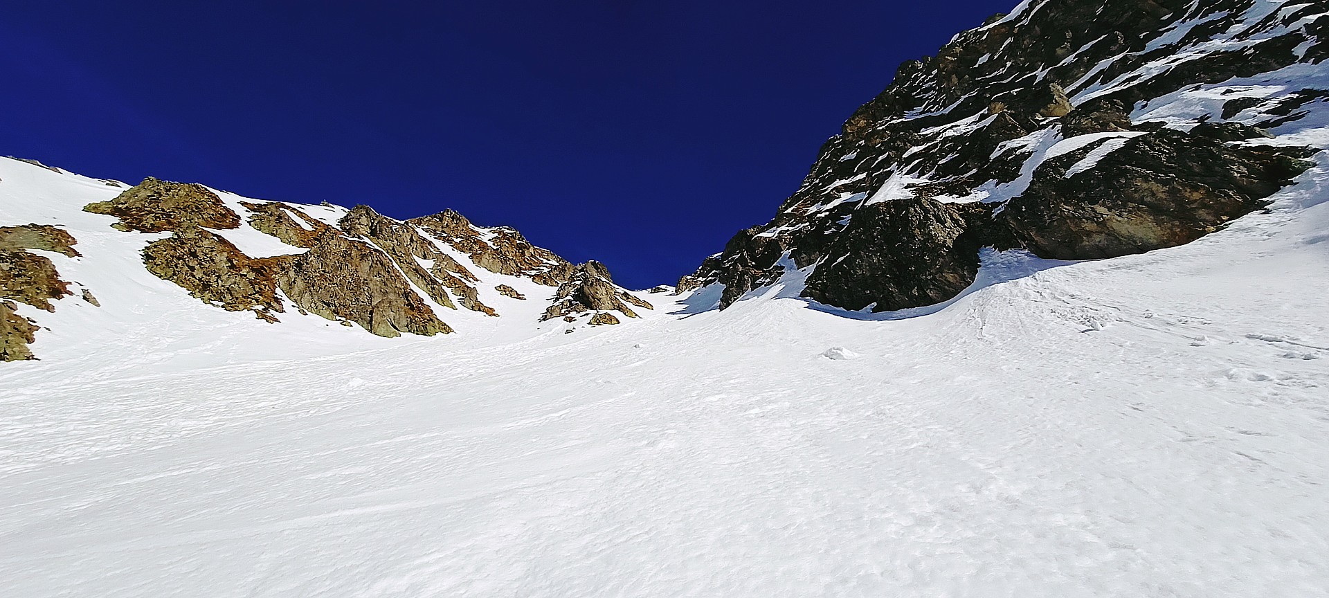 Couloir du Fond, vue depuis son milieu.