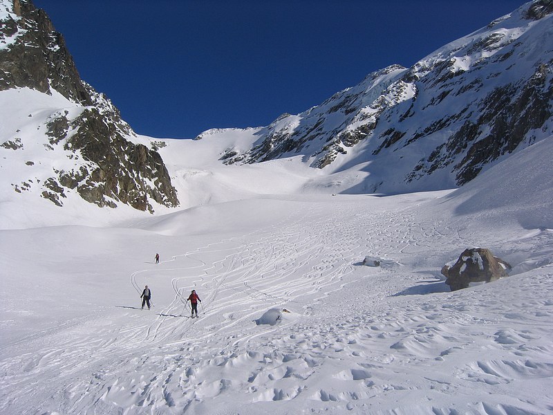 Le vallon de l'Invernet : on devine la principale zone crevassée sous la dernière pente.