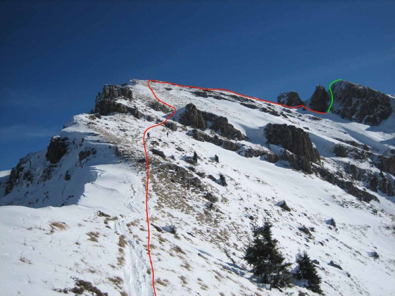 En rouge l'itinéraire de montée jusqu'au petit couloir et en vert le petit couloir technique.