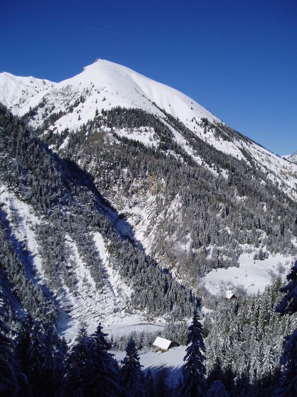 Le Montzard vue de Vallefroide. L'itinéraire se trouve sur la droite