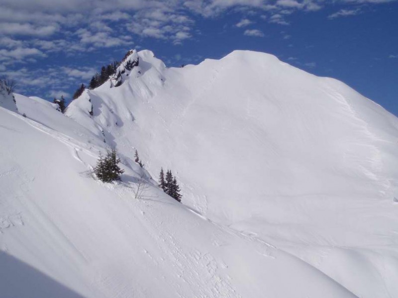 Le haut de l'itinéraire principal de la roche pourrie (NE - ski 2.2) passe à droite des rochers