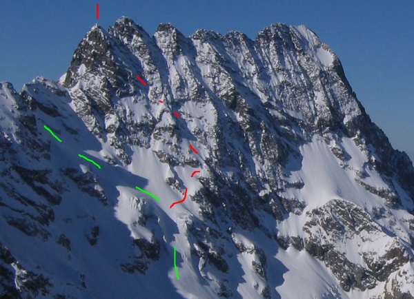 La face N du Sirac. En vert l'itinéraire de la Brèche en V, et en rouge la voie Tardivel.