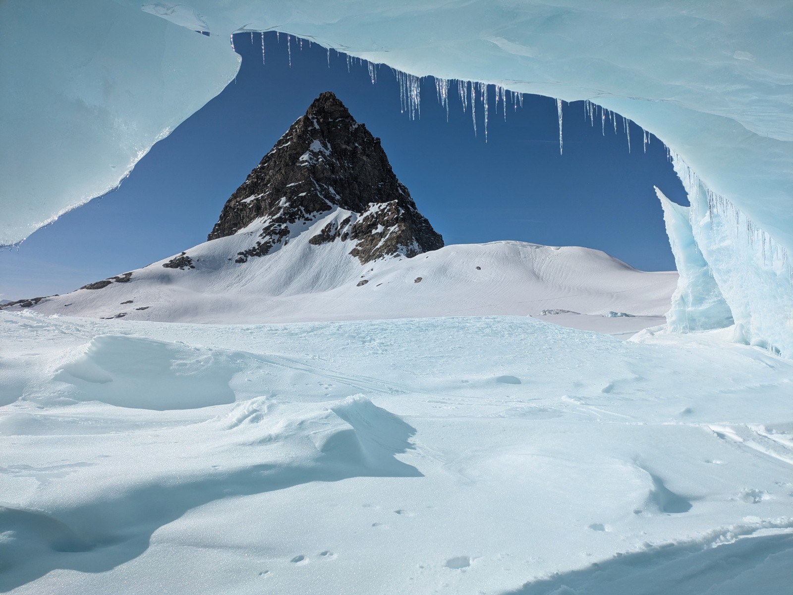 Albaron, Grand Méan, Monfret 3 j autour des Evettes - Jour 1 : Vue depuis la cave du glacier du Grand Méan