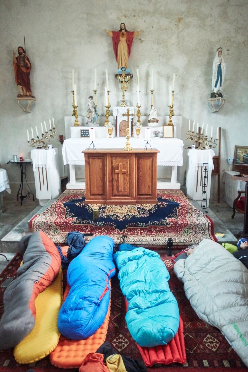 Trans-Corsica en vélo-ski 🚴⛷️ - On nous avait indiqué de planter nos tentes dans l’herbe autour de l’église.
Après les avoir plantés, de nuit, une dame s’arrête : « mais vous n’allez
pas dormir ici. Voici les clés, allez dormir à l’intérieur… »