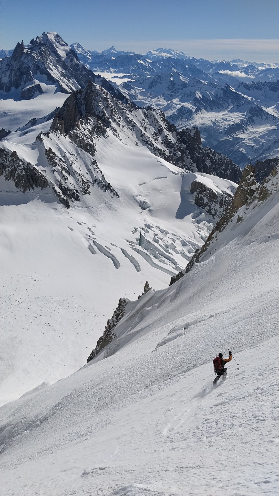 Eperon de la Brenva - vue plongeante sur tour Ronde et Grandes Jorasses 