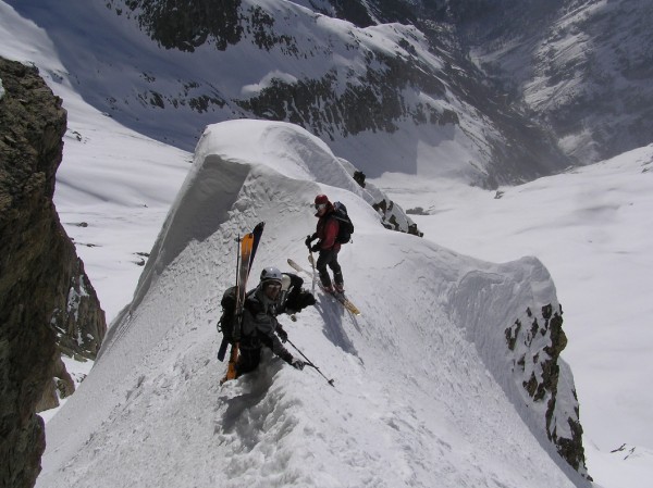 #2 Descente col du Plat : On est sur l Descente col du Plat : On est sur l'arrête qui sépare les 2 couloirs, bien prendre celui de gauche qui longe la falaise. Squal + Loïsann
