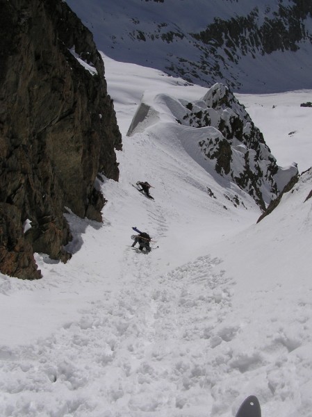 #1 50 premiers m col du Plat : Les 50 premiers mètres expo puis on tire à gauche vers l 50 premiers m col du Plat : Les 50 premiers mètres expo puis on tire à gauche vers l'arrête pour trouver un autre couloir. Certains à pieds, d'autres à ski: Squal et Jip en action