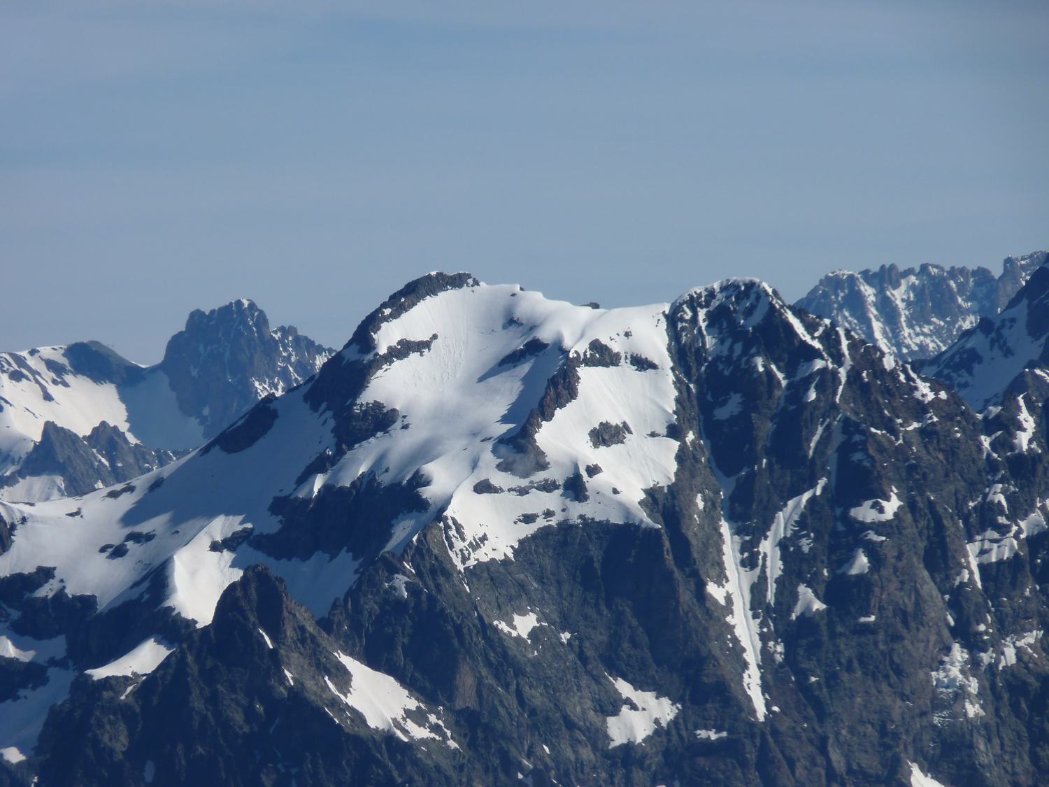 #4 La cime du vallon encore skiab : Il y a une cordée dans la pente finale La cime du vallon encore skiab : Il y a une cordée dans la pente finale