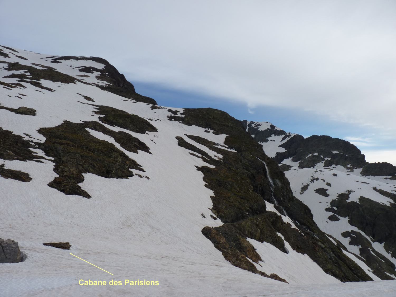 #1 Au col de Riou Beyrou : La cabane des Parisiens en bas à gauche, il y a du boulot à déneiger l’ entrée Lol Au col de Riou Beyrou : La cabane des Parisiens en bas à gauche, il y a du boulot à déneiger l’ entrée Lol
