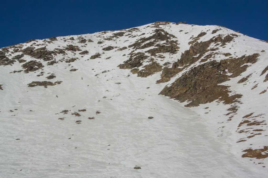 #23 Skieurs descendant dans la face sud derrière nous Skieurs descendant dans la face sud derrière nous
