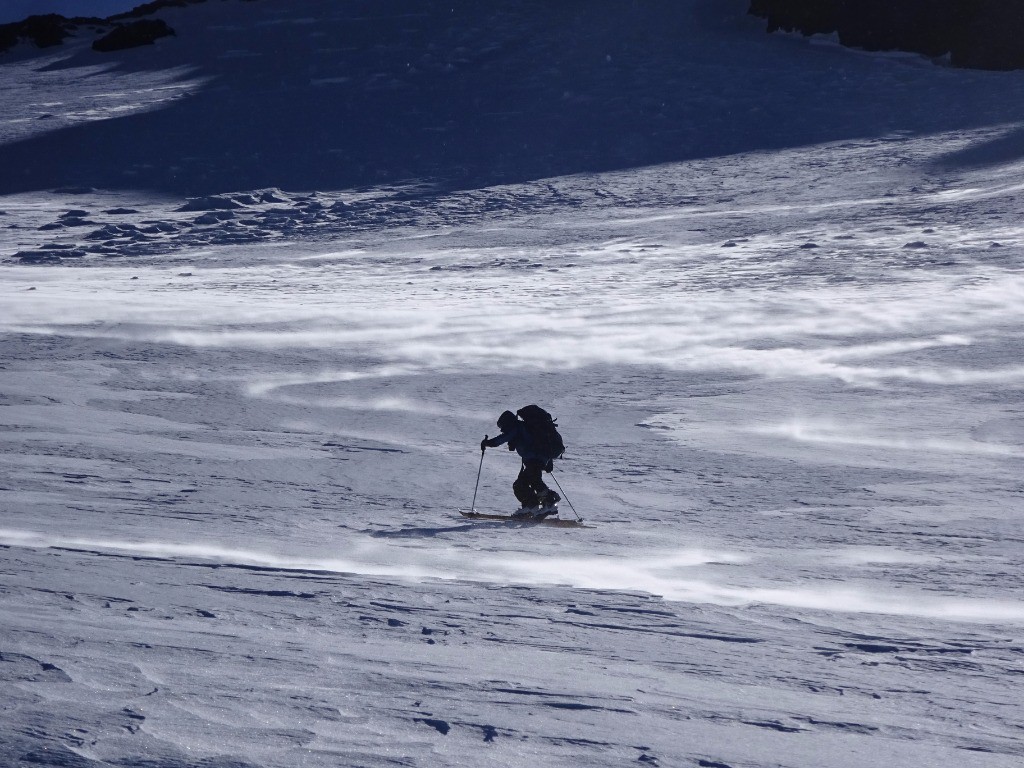 #7 Le vent se lève.
Un vent de la montagne !
Tu es contre moi. Le vent se lève.
Un vent de la montagne !
Tu es contre moi.