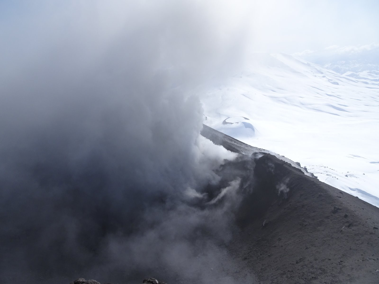 Grosse activité volcanique près du nouveau cratère