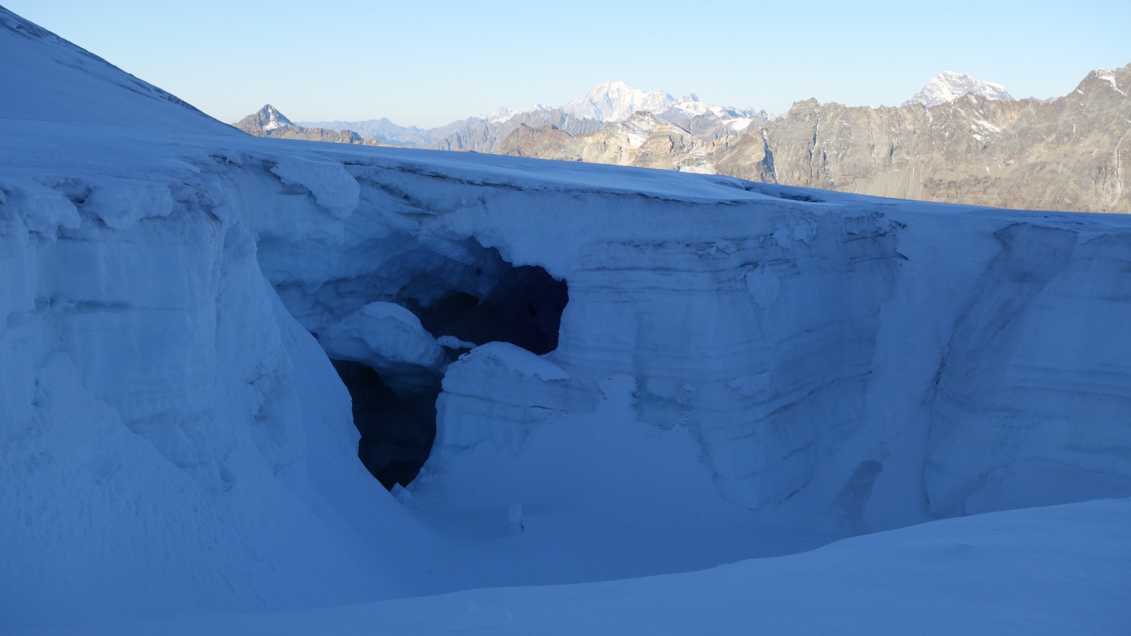Crevasse et Mont-Blanc