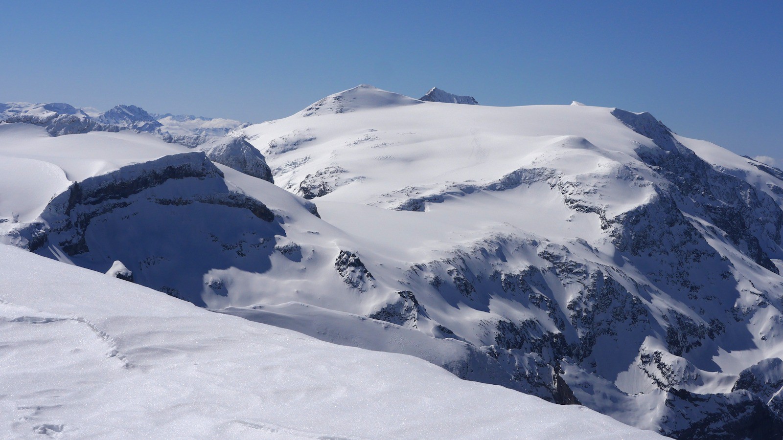 Au Sud, les Glaciers de la Vanoise.