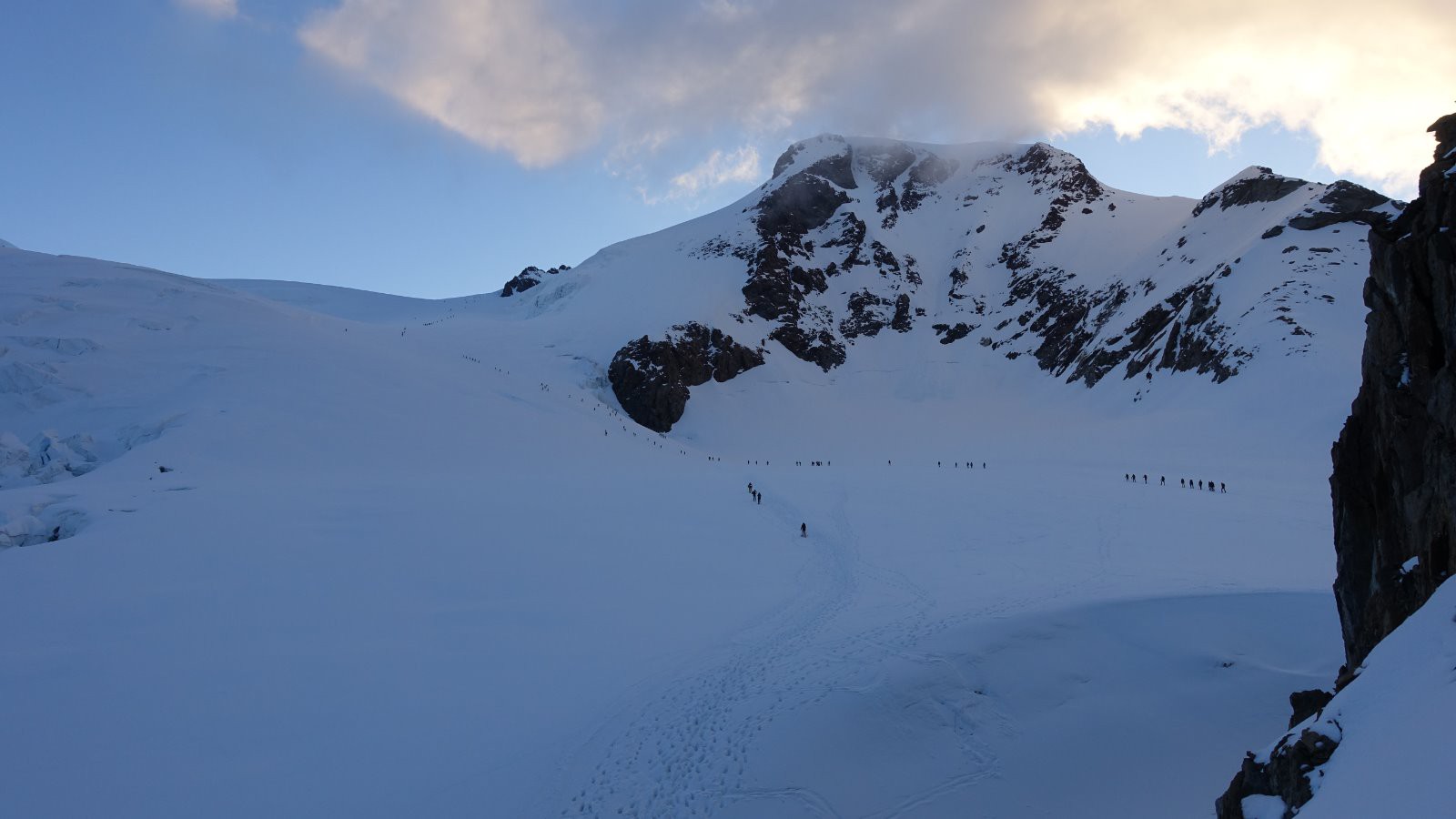 La longue procession des skieurs alpinistes sur le glacier du Lys