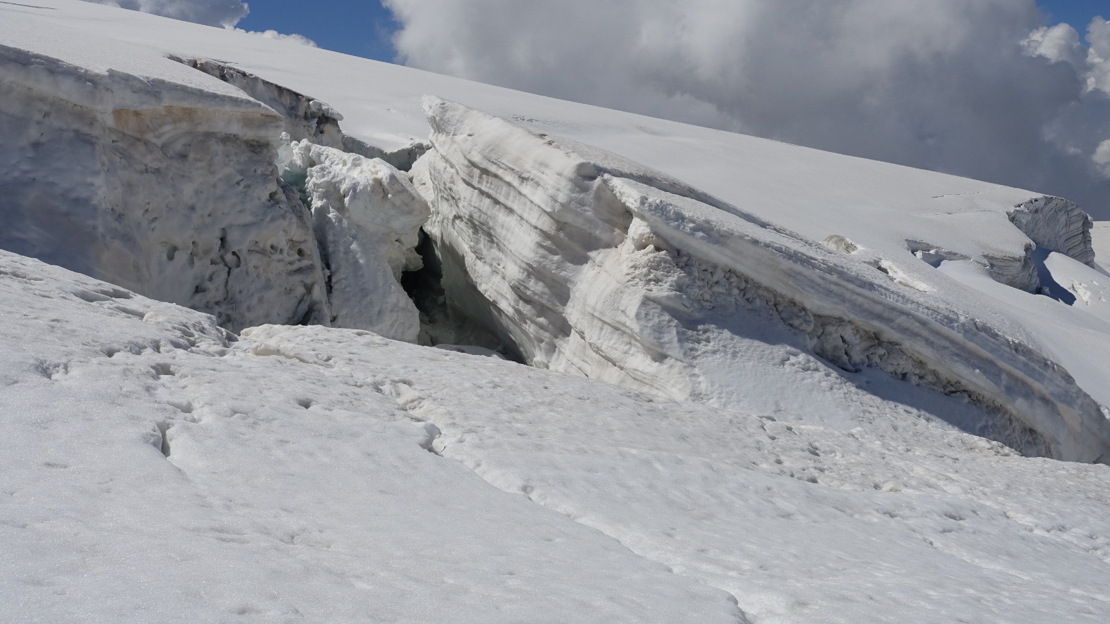 Les grosses crevasses le long des pistes de Zermatt