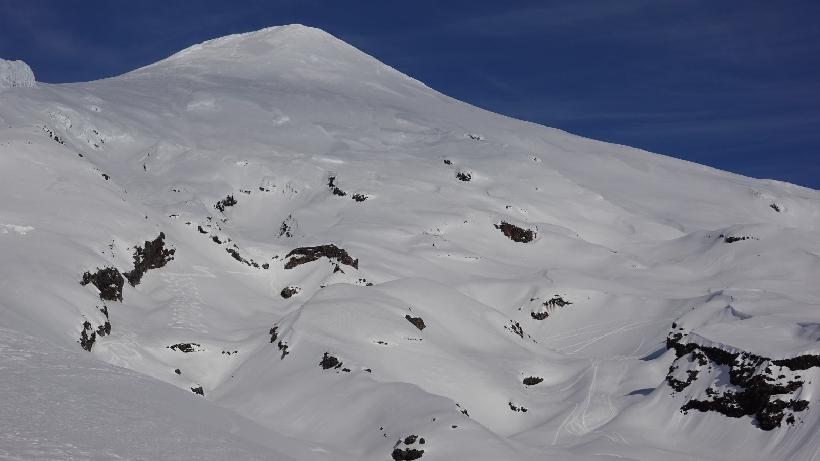 Le versant skié avec nos traces sur la gauche de la photo