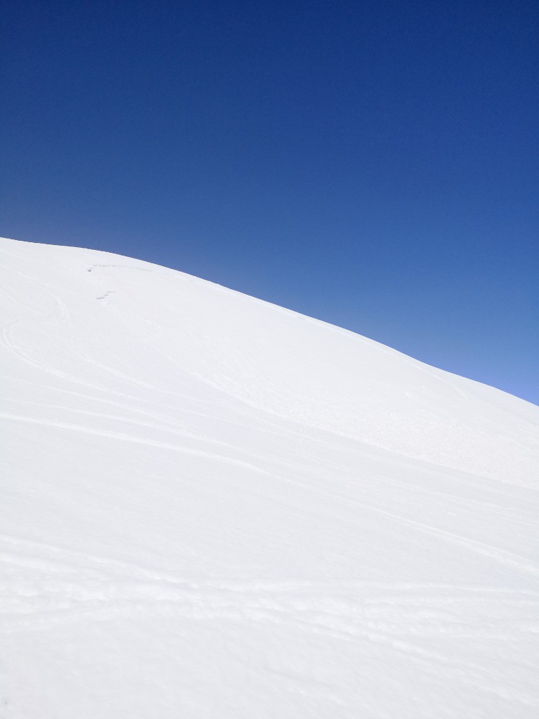 Danger ! plaque déclenchée par un skieur juste avabt notre passage Altitude 2300m expo sud pente 35 degrés 