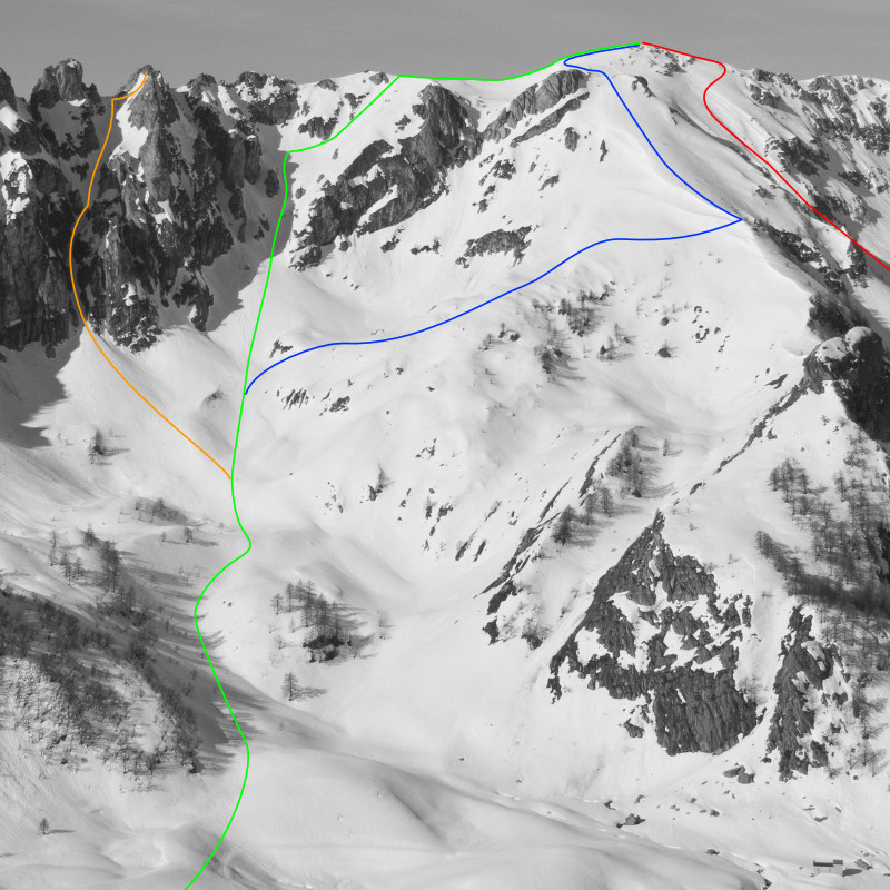 Detail du Sommet. En rouge la face N, En vert le couloir E-NE, en bleu la croupe NE, en orange le couloir N de Cima delle Piane