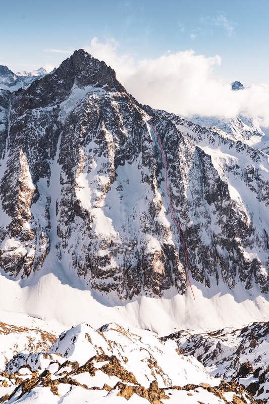 L'Aiguille du plat de la Selle avec en rouge le tracé du couloir de la Draye du Rouget. En pointillé les rappels.