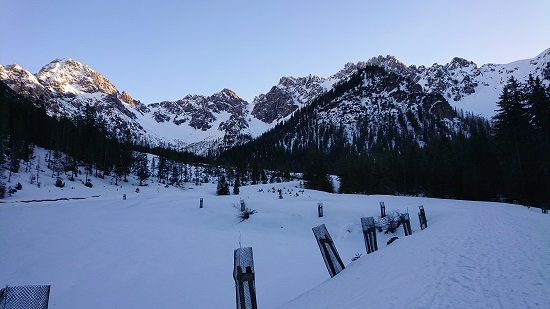 Le col au loin