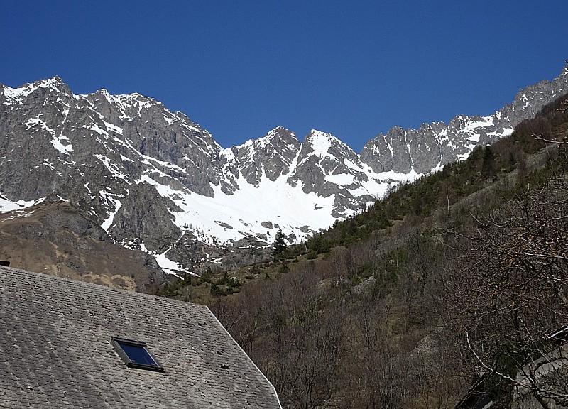 Couloir S des Mourres Rouges au centre depuis Villard Loubière