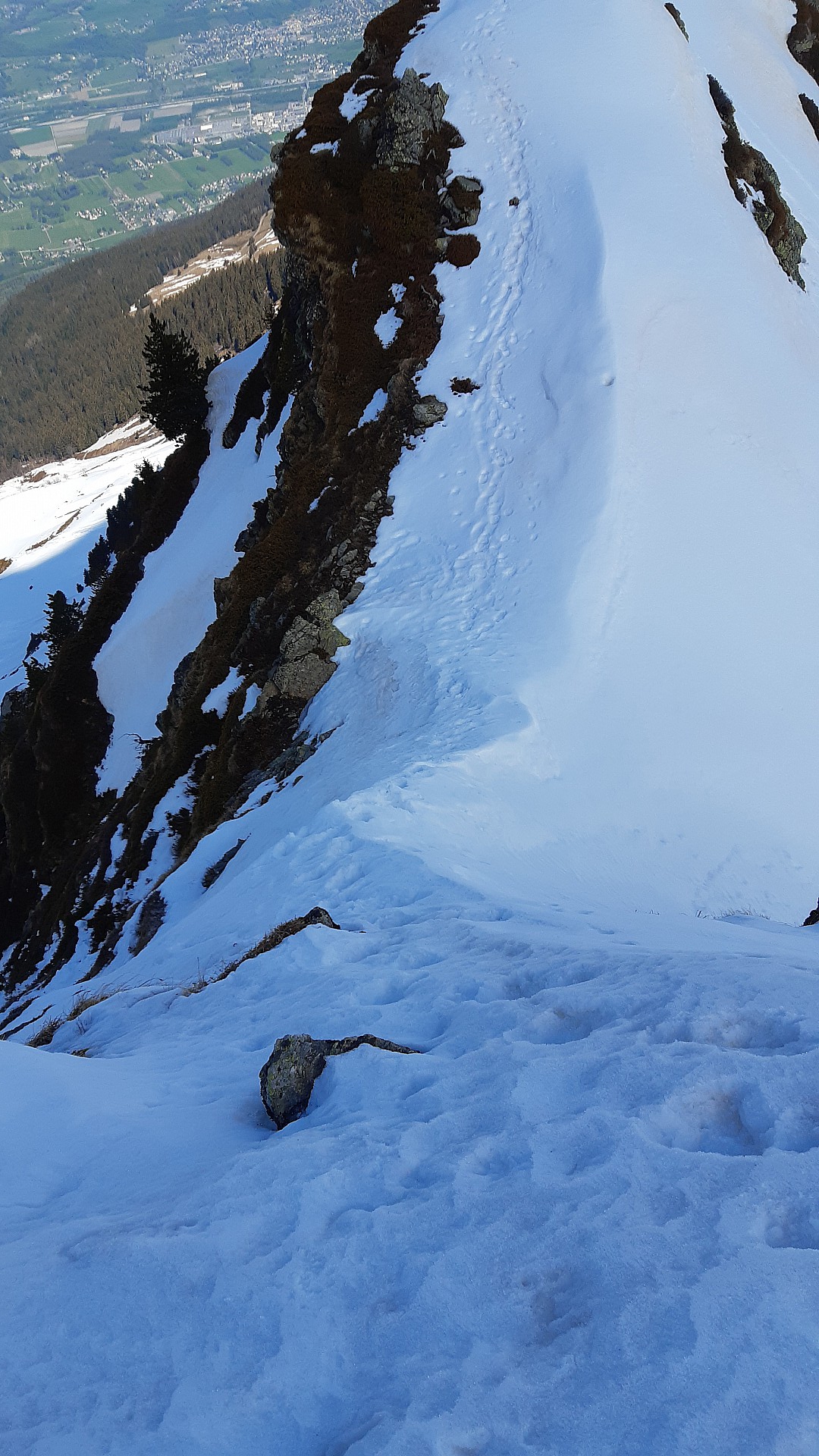Sortie ou entrée du couloir (à gauche)