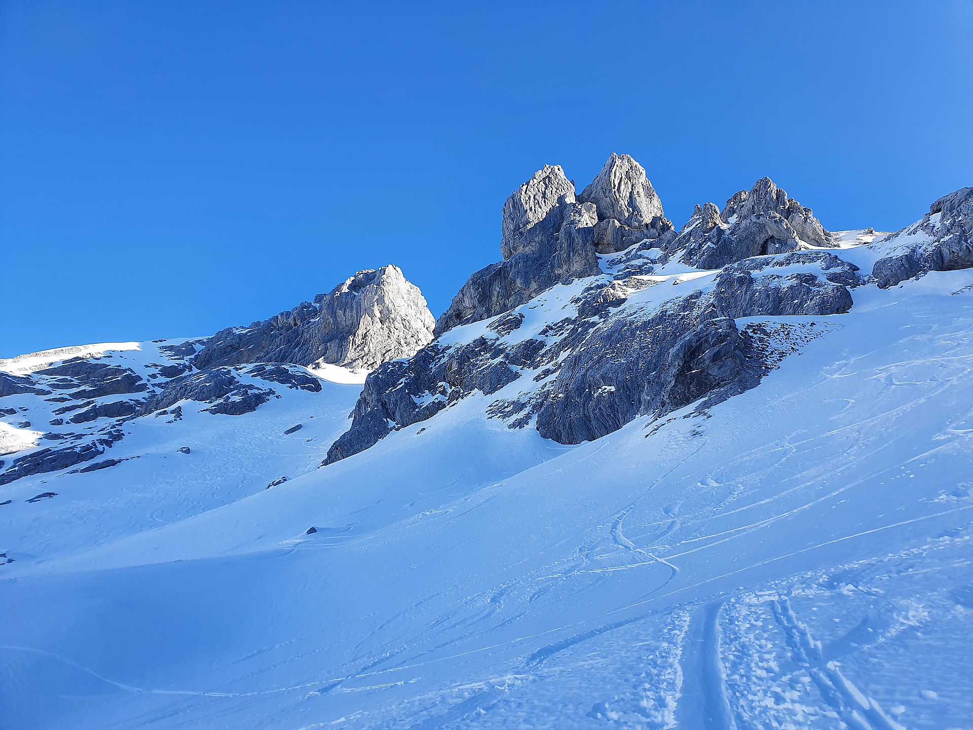 Le sommet fendu Petite Miaz que l'on contournera par la droite à la montée