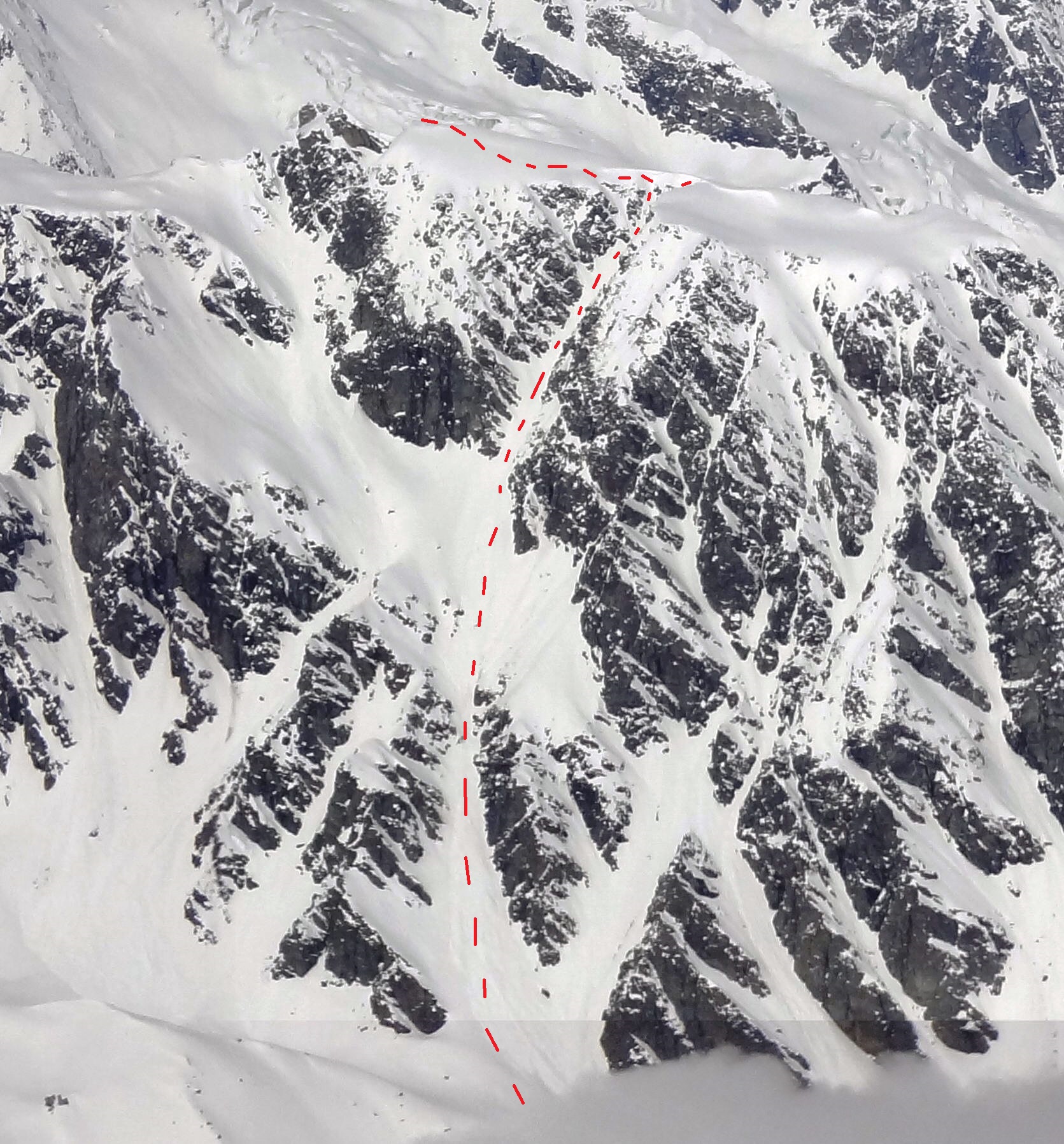 Source : https://www.camptocamp.org/images/481989/fr/grand-tave-couloir-est-juin-2013-