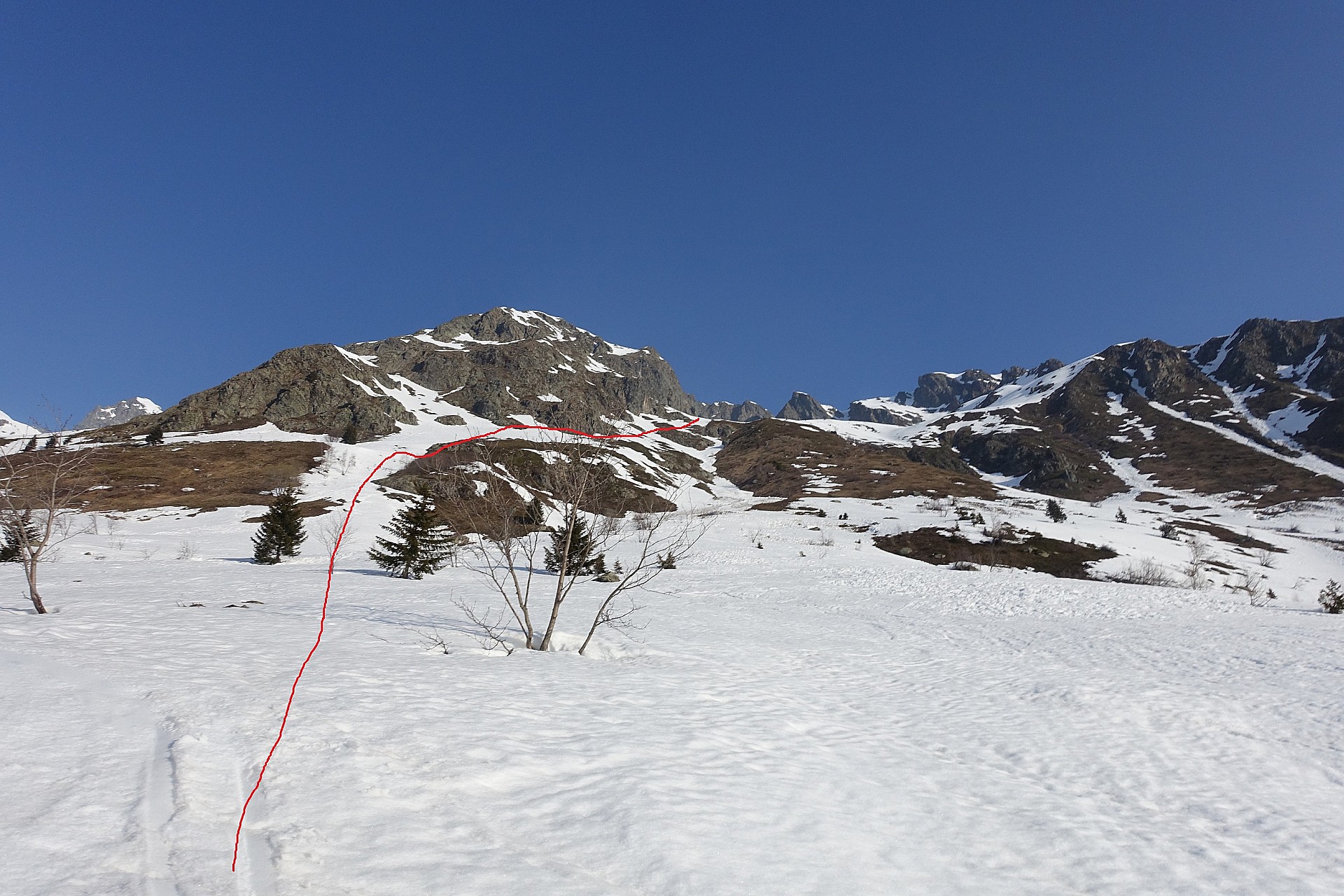 Depuis le point 1710, vue sur les pentes sud faiblement enneigées (mars 2022)
