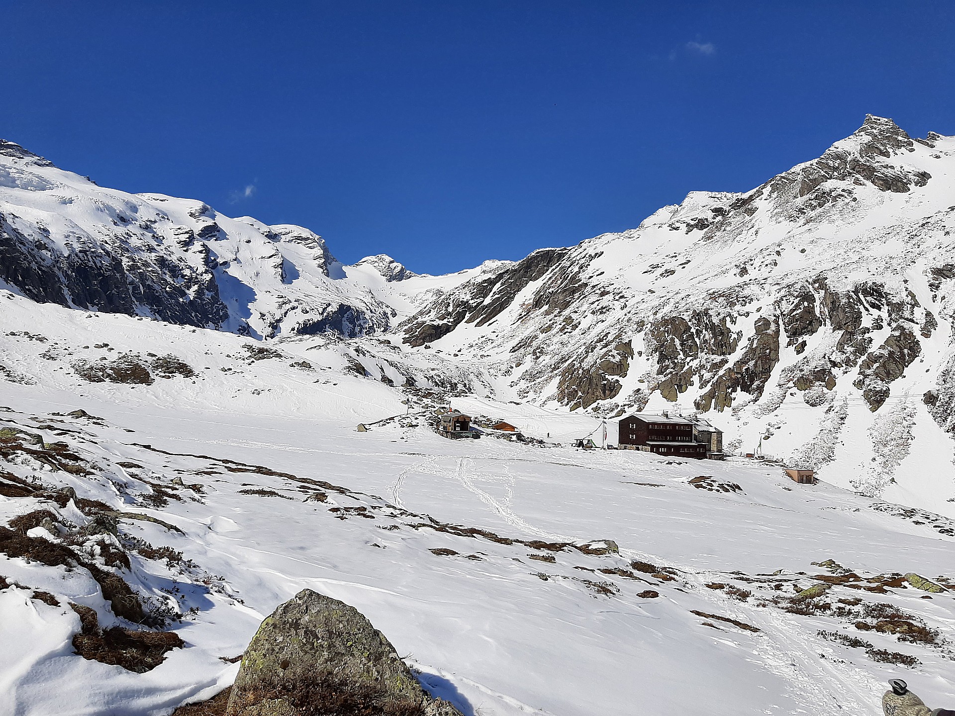 au fond le Maurer Törl, devant Essener-Rostocker Hütte